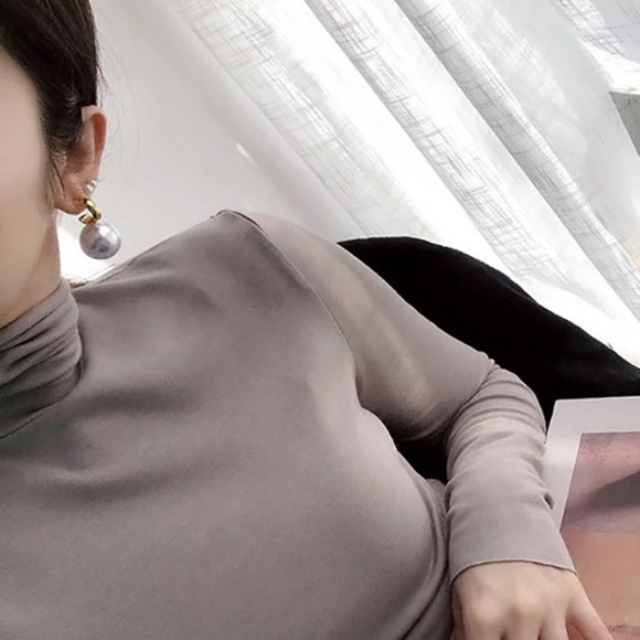 Trendy Big Pearl Gold Tone Earrings - Picture 4 of 4